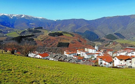 Vista de la localidad de Arantza, rodeada de montañas. 