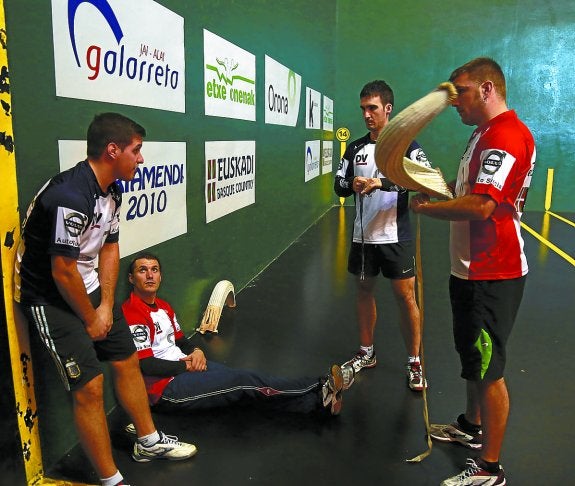 Ezkurra II, Uterga, Ion y Endika, ayer en Galarreta en la elección de material para la final del sábado.