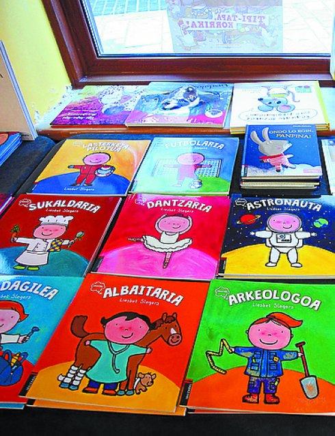 Se expone una gran variedad de libros y discos. 