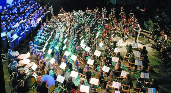 Concierto. Vista central del concierto de Navidad, que además de dejar pequeña la grada, ocupa gran parte de la cancha con músicos y cantores.