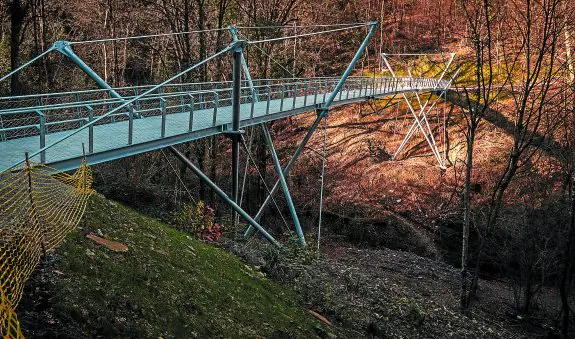 La nueva pasarela de acero galvanizado permite un paso cómodo por encima de Mando Erreka para llegar al acceso de Illunbe.
