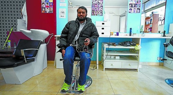 Shambaz Ahmed, en su peluquería de Azkoitia. 