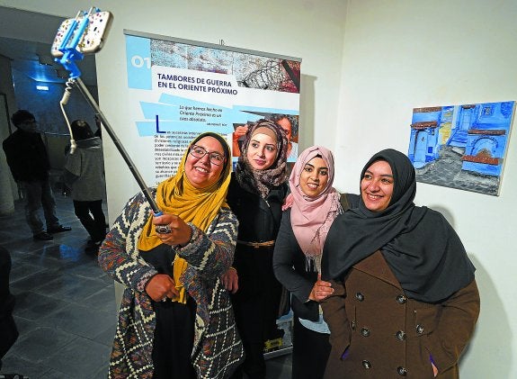 Cuatro mujeres se hacen un selfi tras la rueda de prensa en Tolosa tras presentar unas jornadas sobre la realidad de las mujeres de diversas procedencias. 
