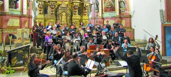 Coro y Orquesta. La coral Loinatz y Conductus Ensemble ensayando ayer por la tarde en la Parroquia.