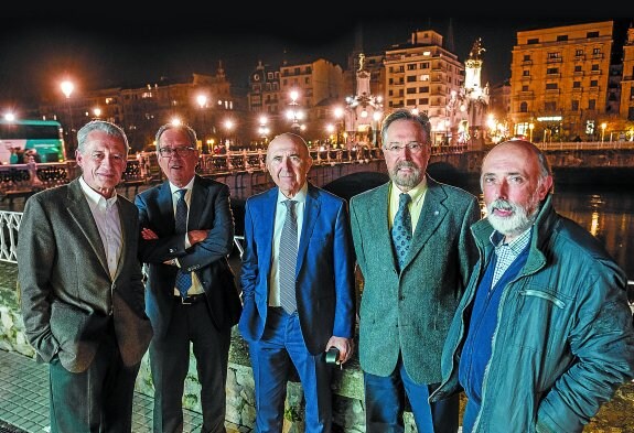 Los cinco médicos premiados,  en el Paseo de Francia de Donostia. 