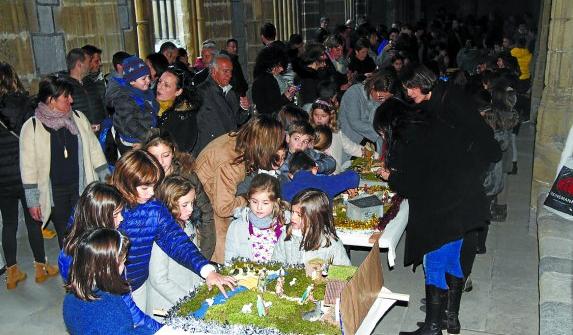 La iglesia se abarrotó de gente para poder ver los belenes de los estudiantes. 