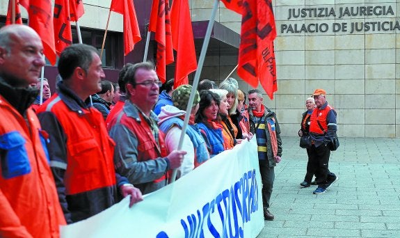 Los trabajadores de Zumarraga que esperan el traslado se concentraron el pasado viernes ante los juzgados de Eibar.