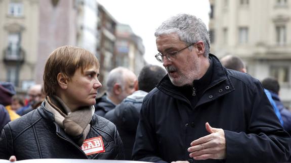 Los secretarios generales, de ELA, Adolfo Muñoz 'Txiki', y de LAB, Ainhoa Etxaide, durante la manifestación de Bilbao.