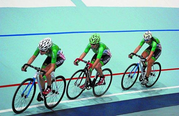 Garazi Estévez, la tercera del grupo, en una de las pruebas del velódromo de Anoeta. 