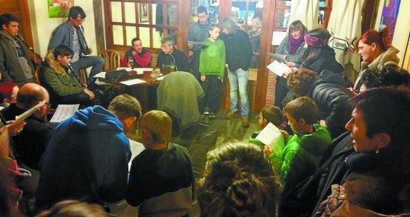 Entsegua. Gabon erronda prestatzen lehen entsegua Itsasoko ostatuko atarian. 