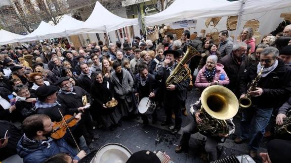 Casi un centenar de puestos en la plaza Gipuzkoa