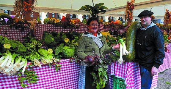 Soraluzeko Arizaga baserritik iritsi ziren atzo Ezozi Etxeberria eta Ramon Lazkano Konstituzio plazara euren barazki, ogi eta fruituekin postu ederra osatuz.