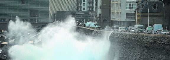 El Paseo Nuevo de San Sebastián permaneció ayer  cerrado a causa del oleaje. 