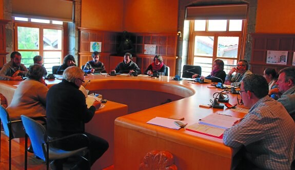 Imagen de la sesión plenaria celebrada ayer en la Casa Consistorial, con el sillón del alcalde vacío.  