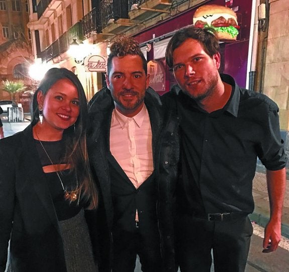 Bisbal, junto al pub Hollywood, entre Adolfo Pantigoso hijo y la novia de este, Giselle. 