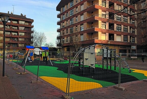 Renovación. Parque infantil de Dunboa, donde se están renovando los juegos y el suelo de seguridad.