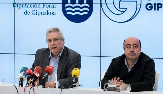 El diputado foral de Medio Ambiente, José Ignacio Asensio, acompañado del director foral de Medio Ambiente, Félix Asensio, en la rueda de prensa.