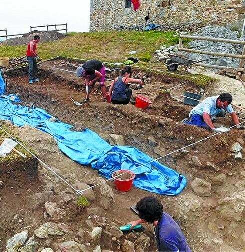 Excavación arqueológica en la cima de Atxorrotx. 