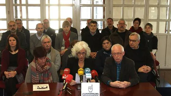 Karmen Galdeano y Rosa Rodero y Karmen Galdeano (víctimas de los GAL y ETA ), junto al portavoz de Sare, Joseba Azkarraga, en la rueda de prensa.