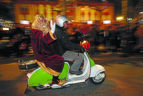 Eibar. Sus Majestades de Oriente llegaron a Eibar sobre unas Lambrettas, que utilizaron para desplazarse desde el polideportivo a la Plaza Unzaga. 
