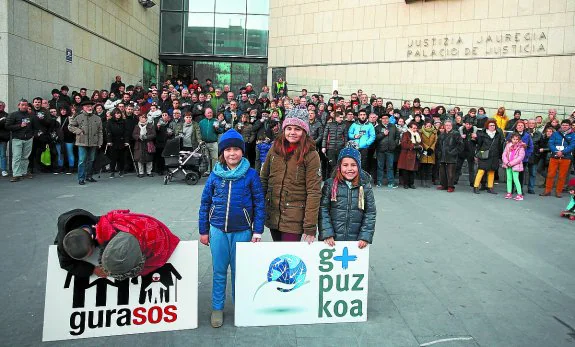 Simpatizantes de GuraSOS se concentraron ayer ante el Palacio de Justicia de Donostia. 