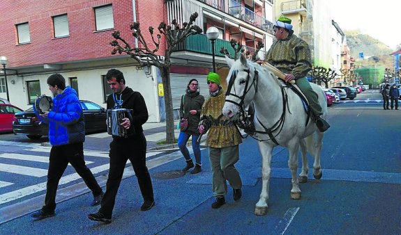 Pregoia. Atzo bazkaltzeko orduan Erregeen Kabalgataren berri emateko pregoian Ibur zalditegikoak lanean. 