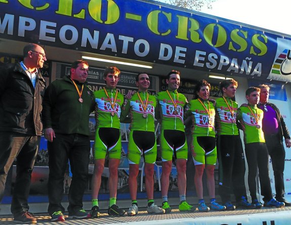 Los ciclistas de la selección de Euskadi posan en el tercer cajón del podio de Valencia. 