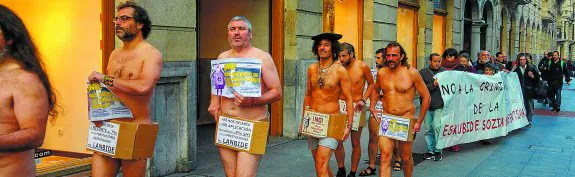 Manifestantes pasean desnudos por el centro de Bilbao para reclamar que la RGI se aumente un 8%.