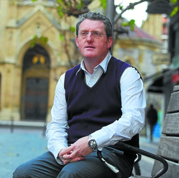 Juan Cruz Mendizabal, delante de la parroquia de San Ignacio en Gros.