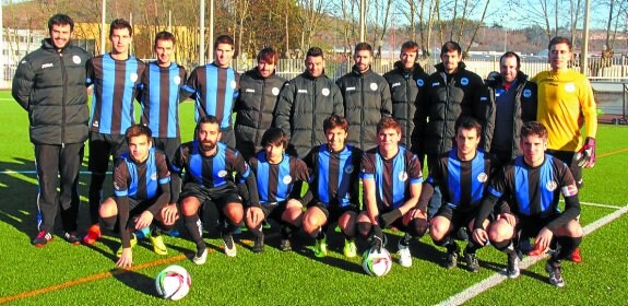 Componentes del Ostadar de División de Honor Regional de fútbol antes del partido. 