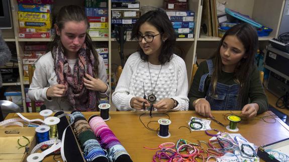 Daniela, Mariona y una amiga haciendo sus pulseras.