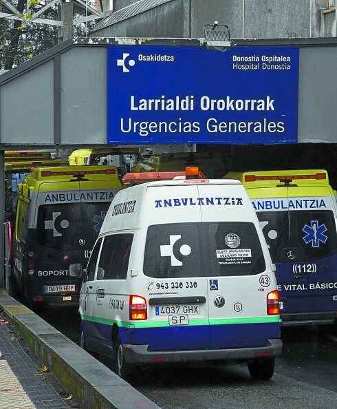 Trasiego de ambulancias ayer en el Hospital Donostia.