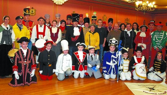 Representantes de todas las agrupaciones junto al alcalde Eneko Etxeberria y al edil de fiestas Mikel Ibartzabal, en el salón de plenos consistorial.