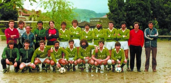 Imagen de uno de los equipos del Hernani en Txantxilla, con 'Peter' junto a ellos, el primero por la derecha arriba. 