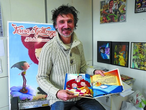 Ricardo Ramón, con el cartel 'Teresa eta Galtzagorri' y uno de los libros que tienen a la pequeña como protagonista.