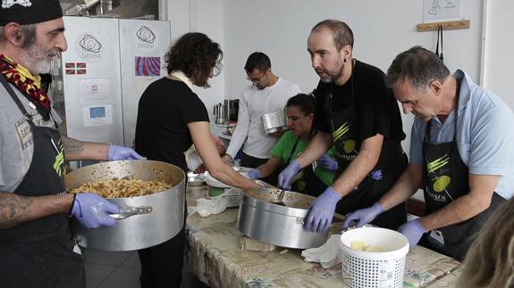 Voluntarios de la ONG Zaporeak en la isla de Chíos, en Grecia.