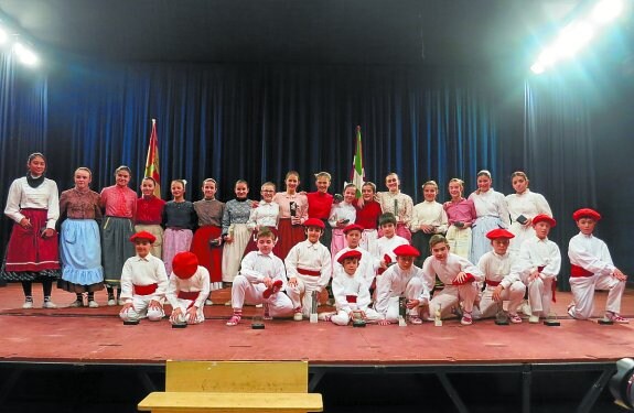 Foto de familia de los dantzaris de la primera eliminatoria celebrada el sábado en Latxartegi.