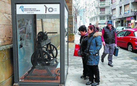 Reclamo. Junto a la parroquia San Andrés se puede ver estos días un torno de basculero. 