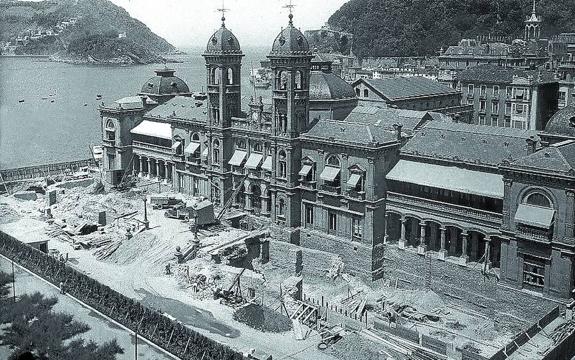 Construcción de salas de exposición bajo la terraza (actual biblioteca municipal). 