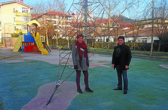 Nekane Iribar y Xabier Txurruka, en Salbide, en el parque infantil que será cubierto. 