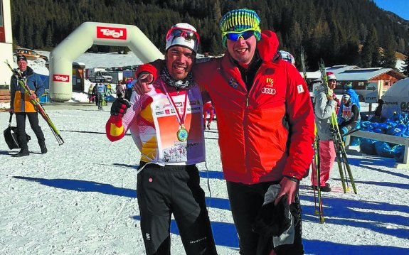 Imanol Rojo, a la izquierda, ayer en Obertilliach con su medalla. 