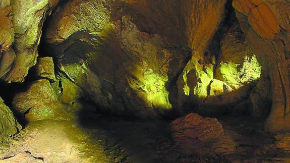 Las cavidades que conforman el conjunto de cuevas de Aizpitarte guardan en su interior grabados y una enorme colonia de murciélagos