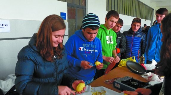 Los alumnos participan en el concurso de tortillas de patata en la celebración del año pasado.