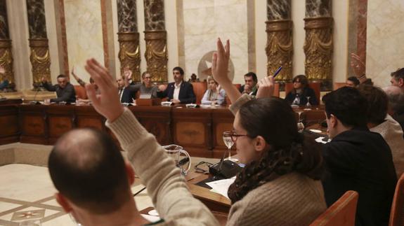 El Pleno que rechazó la propuesta de conceder el Tambor de Oro a la periodista Angels Barceló.