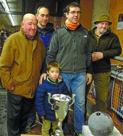 Herriko bolarien ordezkariak Gipuzkoako taldekako trofeoarekin. 