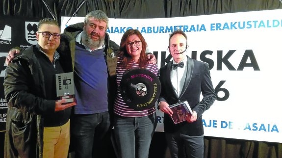 Premiados. El productor de 'Timecode', Daniel Villanueva, junto a otros galardonados en Ikuska, y el presentador de la gala, Luisma Laboa.