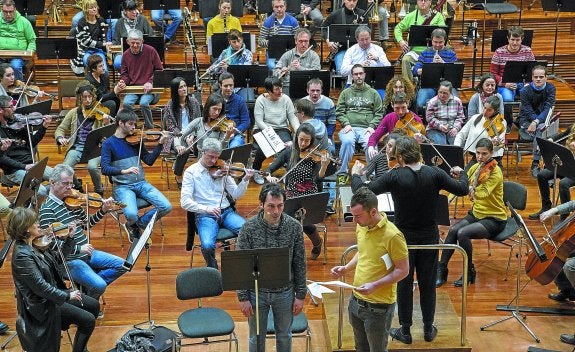 Endika Markotegi narra el cuento de Saramago, con el apoyo de Jon Gómez Garai, mientras los músicos interpretan la obra de Emilio Aragón.