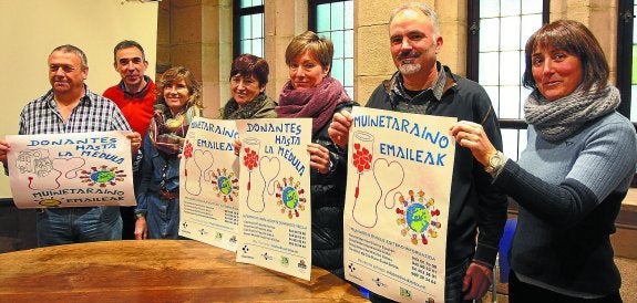 Los promotores de la iniciativa solidaria, junto a Lucía Elósegui, tercera por la izquierda. 