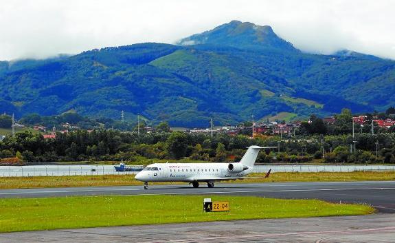 La pista del aeropuerto de Hondarribia será recortada en 327 metros. 