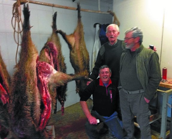 Los cazadores y sus piezas, después de una de las batidas.